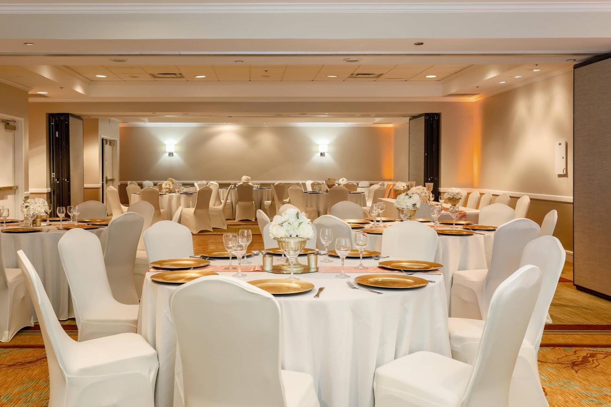 Sheraton Suites Market Center Даллас Экстерьер фото